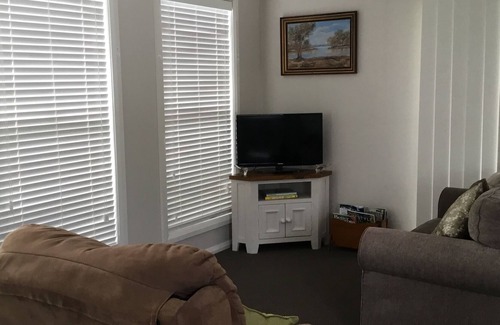 Forbes Cottage | Currajong Cottage @ Forbes NSW 2871