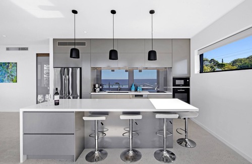 Queensland Apartment | Currumbin Beach - Cosy open plan 4 bedroom penthouse overlooking Elephant Rock