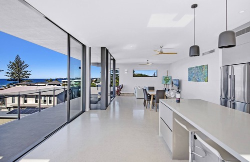 Queensland Apartment | Currumbin Beach - Cosy open plan 4 bedroom penthouse overlooking Elephant Rock