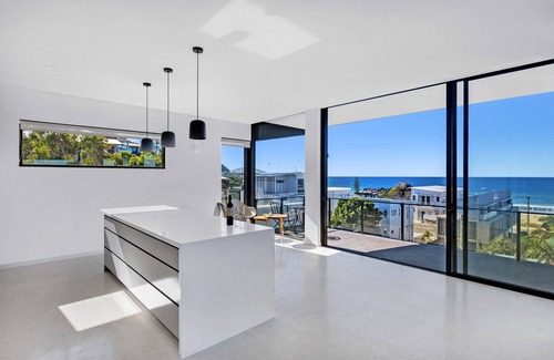 Queensland Apartment | Currumbin Beach - Cosy open plan 4 bedroom penthouse overlooking Elephant Rock