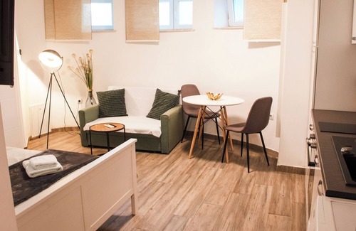 Zagreb Apartment | Curved-Wall Abode Next To Maksimir