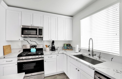 Hawthorne Apartment | Cushy New Condo Oasis -Near Beaches & Sofi Stadium