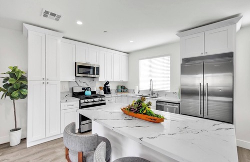 Hawthorne Apartment | Cushy New Condo Oasis -Near Beaches & Sofi Stadium