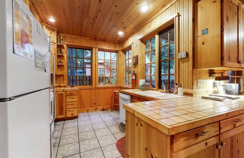 Joseph House | Custom built dog-friendly home on Wallowa River with WiFi, deck & gas stoves
