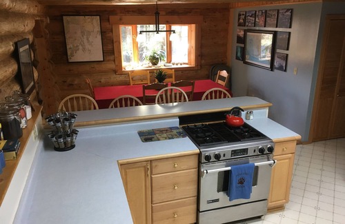 Seward House | Custom-Built Log Home : Clean, Spacious, and only 4 miles from downtown Seward!