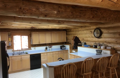 Seward House | Custom-Built Log Home : Clean, Spacious, and only 4 miles from downtown Seward!