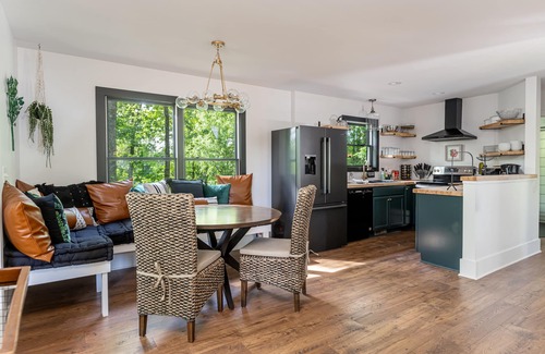 Hendersonville Cabin | Custom-built Modern Cabin next to Winery, mountain views, pet friendly