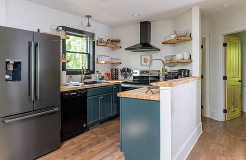 Hendersonville Cabin | Custom-built Modern Cabin next to Winery, mountain views, pet friendly