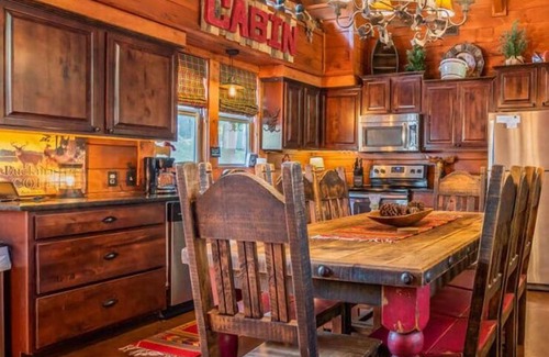 Ridgedale Cabin | Custom Decor, HotTub, Real Log Cabin, Grill, Near Big Cedar