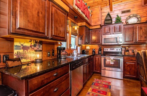 Ridgedale Cabin | Custom Decor, HotTub, Real Log Cabin, Grill, Near Big Cedar