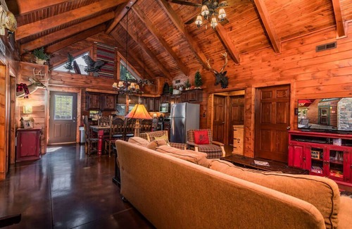 Ridgedale Cabin | Custom Decor, HotTub, Real Log Cabin, Grill, Near Big Cedar