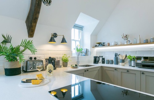 Beaumaris Cottage | Custom Mews - a near a pub that sleeps 4 guests in 2 bedrooms
