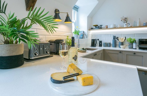 Beaumaris Cottage | Custom Mews - a near a pub that sleeps 4 guests in 2 bedrooms
