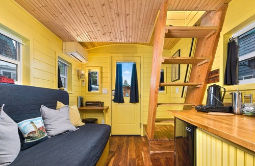 Kerns House | ❤️Custom Tiny w/ Bamboo Vibes, Firepit, Kitchen, Next to PDX's Best Eats✨