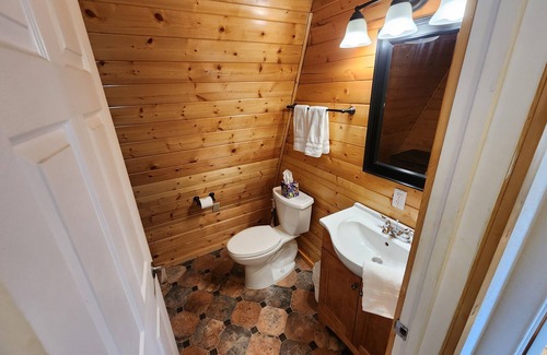 Homer House | Custom Townhome In Downtown Homer, 4 Minute Walk To Museum And Restaurants