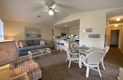 Summer Breeze Condo | Cute 1 Bedroom Condo 3 Min Walk to Beach Sleeps 5 with lots of Amenities!