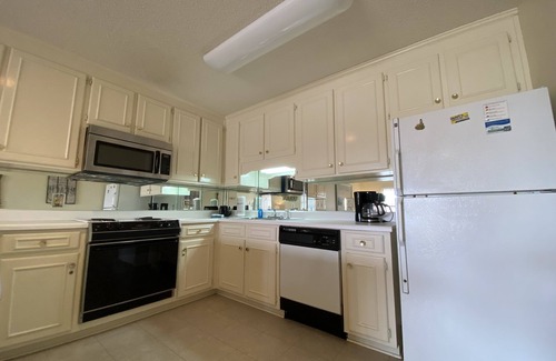 Summer Breeze Condo | Cute 1 Bedroom Condo 3 Min Walk to Beach Sleeps 5 with lots of Amenities!