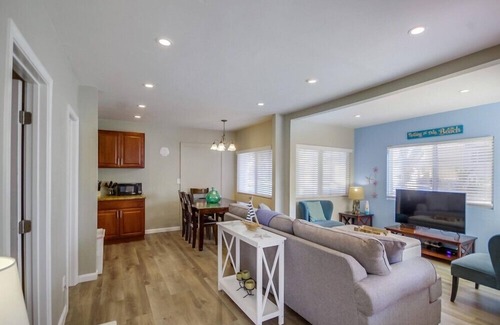 Central Mission Beach Cottage | Cute 2 Bedroom Cottage with Large Patio Just Steps Away from the Ocean