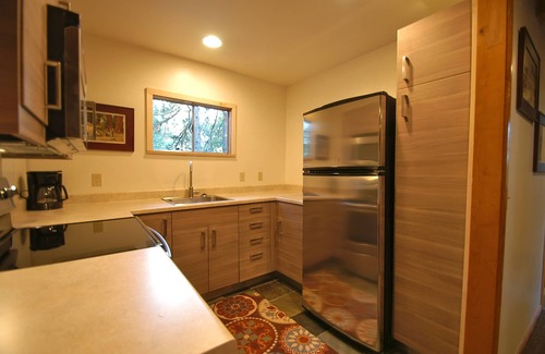 West Village Cabin | CUTE 2B/1B CABIN IN THE WEST VILLAGE ON MADRONE LANE