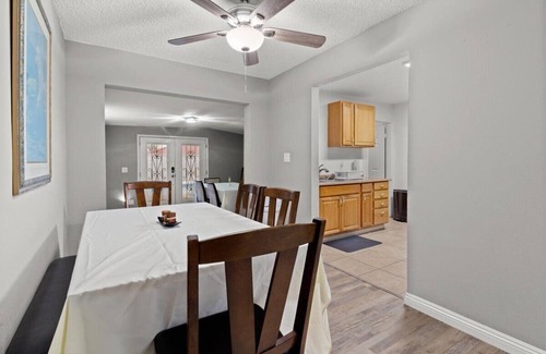 Las Vegas House | Cute 3/2 Home with Pool. 10 min to Strip. Sleeps 10!