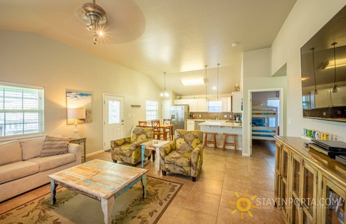 Port Aransas House | Cute 3/2 stilt house, Great Parking, close to the beach, King bed.