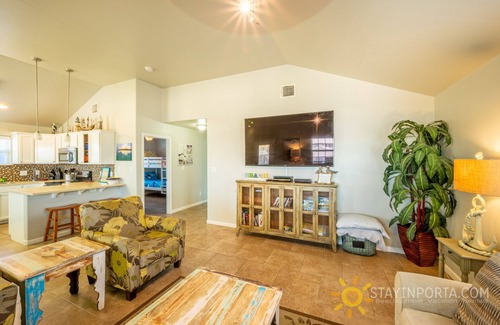 Port Aransas House | Cute 3/2 stilt house, Great Parking, close to the beach, King bed.