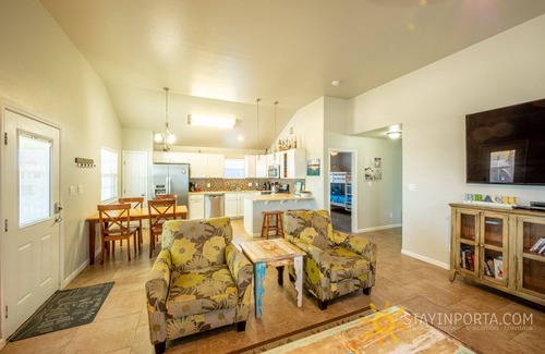 Port Aransas House | Cute 3/2 stilt house, Great Parking, close to the beach, King bed.