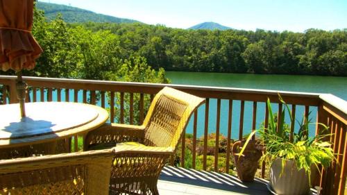 Huddleston House | Cute And Comfy Cabin
