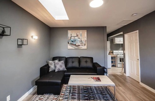 NoHo Arts District House | CUTE AND COZY 1-BEDROOM HOME IN NOHO ARTS DISTRICT (p21)