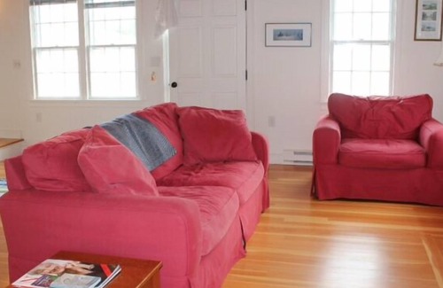 Brant Point House | Cute and Cozy Brant Point Cottage; Short Walk to Town and Jetties Beach