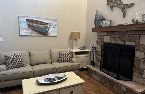 Lake Ozark Condo | Cute and cozy lakeside paradise condo located on the 3MM