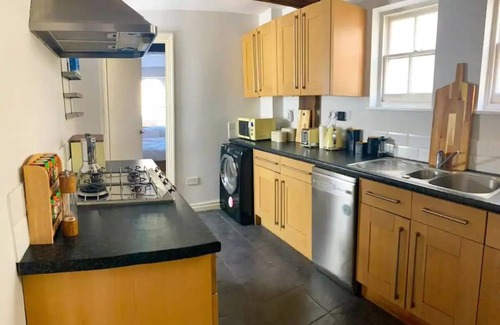 Hampton Wick Apartment | Cute and characterful apartment overlooking historic market square