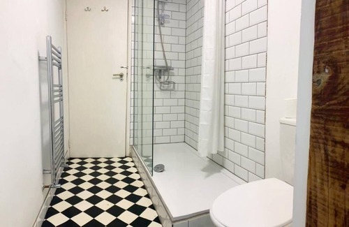 Hampton Wick Apartment | Cute and characterful apartment overlooking historic market square