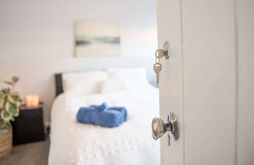 Glenelg South Apartment | Cute and stylish 1BR couples retreat close to beach and Glenelg hub