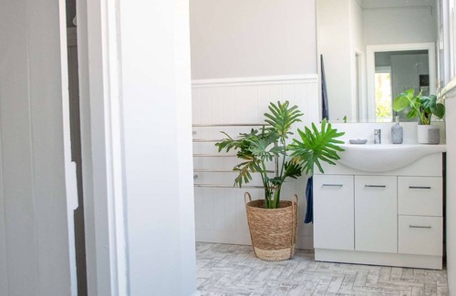 Glenelg South Apartment | Cute and stylish 1BR couples retreat close to beach and Glenelg hub