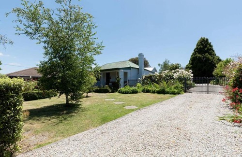 Evandale Apartment | Cute As A Button in Charming Evandale