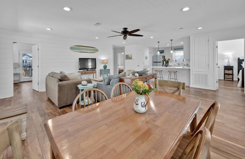 Santa Rosa Beach Cottage | Cute Beach Cottage Steps to Deeded Blue Mountain Beach access, Walk to creamery!