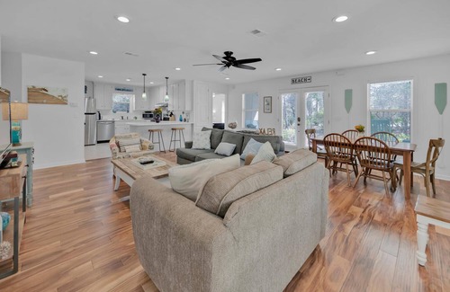 Santa Rosa Beach Cottage | Cute Beach Cottage Steps to Deeded Blue Mountain Beach access, Walk to creamery!