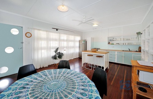 Woodgate House | Cute Beach Cottage with Ocean Views