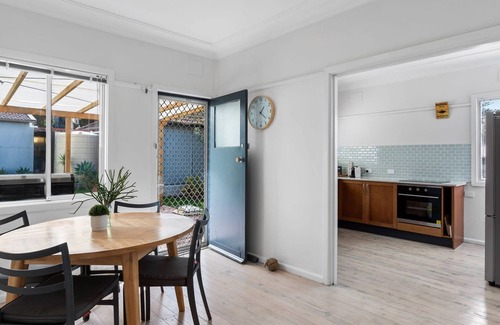 Wamberal Apartment | Cute Beach Escape 50m to Wamberal Beach