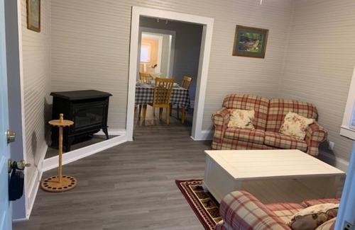 Meadow Bridge House | Cute Bungalow in NewRiver Gorge National Park(sleeps 6, pet friendly)