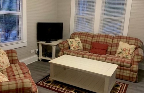 Meadow Bridge House | Cute Bungalow in NewRiver Gorge National Park(sleeps 6, pet friendly)