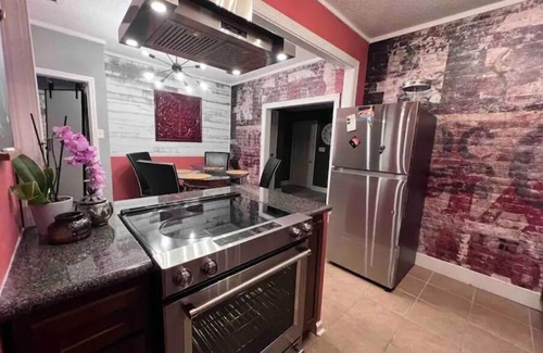 Whitehaven House | Cute bungalow located in Whitehaven near Elvis's mansion & Beale St.