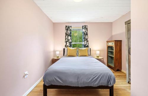 Surry House | Cute Cabin in the Woods