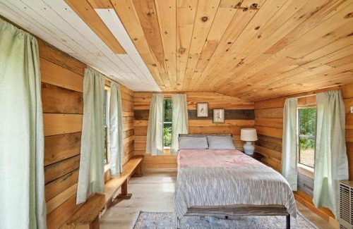 Surry House | Cute Cabin in the Woods