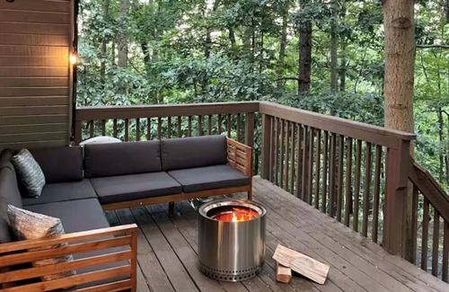 Linden Cabin | Cute cabin retreat near Shenandoah National Park and pet friendly!
