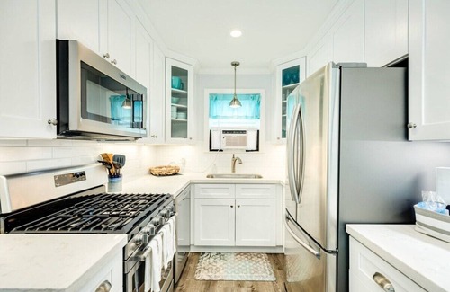 San Jacinto House | Cute Casa Azul-2 Blocks to Beach, Private Yard!