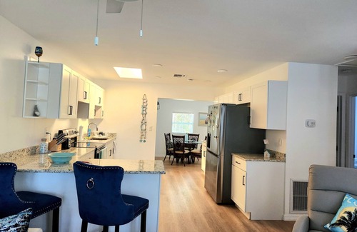 Stuart Cottage | Cute coastal cottage close to beach and downtown nightlife.