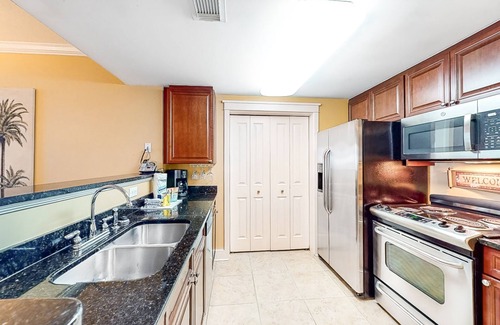Fort Walton Beach Condo | Cute, coastal condo with lazy river, Gulf view, hot tub & gym - near the beach