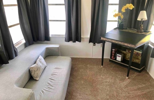 Arlington House | Cute, comfy and pet friendly cottage close to everything!